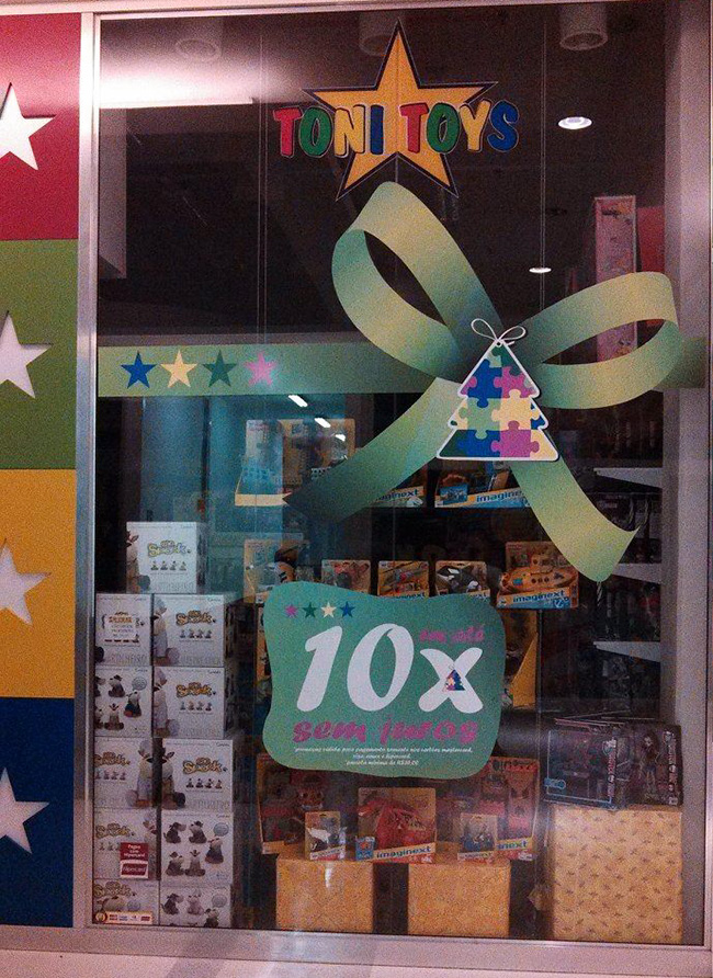 Detalhe de adesivo na vitrine da loja