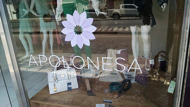 Adesivagem de vitrine da loja Apolonesa
