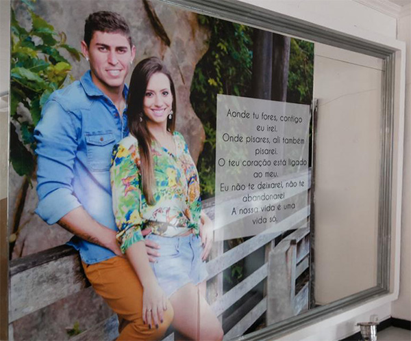 Painel de adesivo com impressão digital.