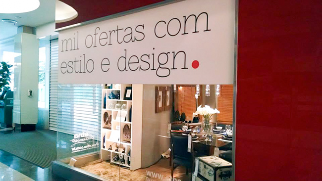 Visão da frontal da vitrine adesivada