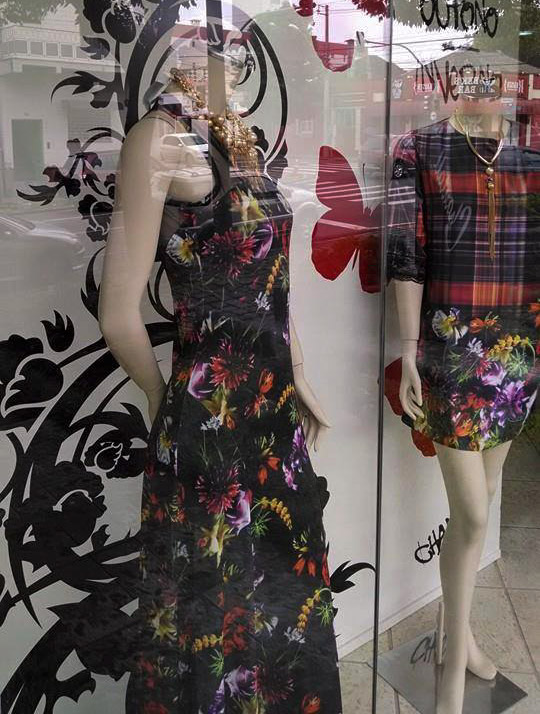 Visão da vitrine com manequins
