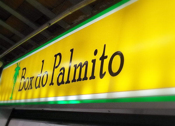 Backlight com estrutura de chapa galvanizada e iluminação LED
