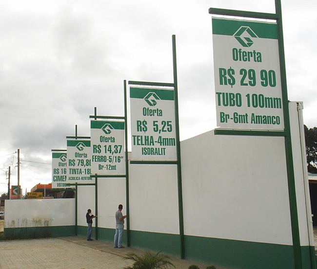 Visão dos banners na fachada da loja