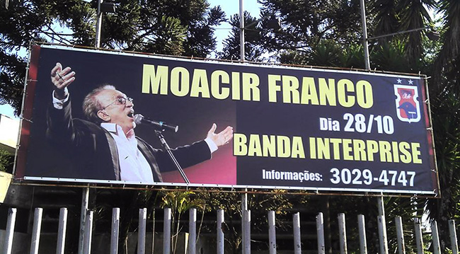 Banner com Impressão Digital em quadro de metalon com acabamento de ilhós