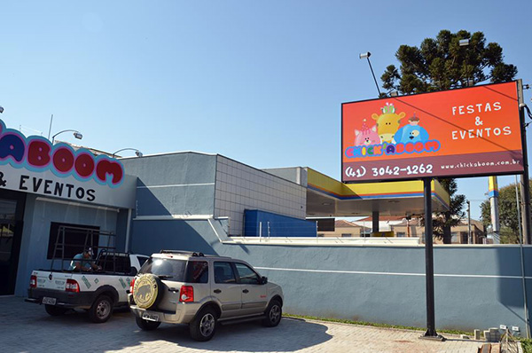 Visão da fachada com luminoso front light