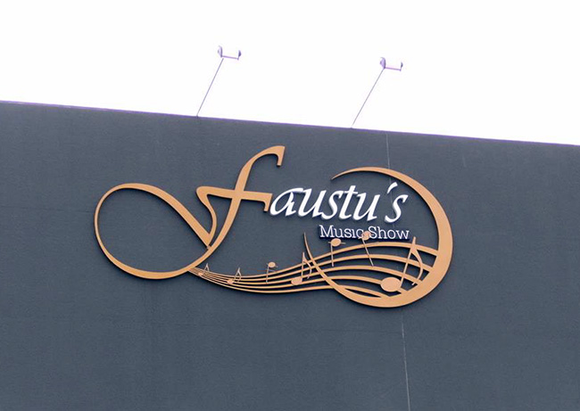 Letra Caixa na Fachada com parede escura