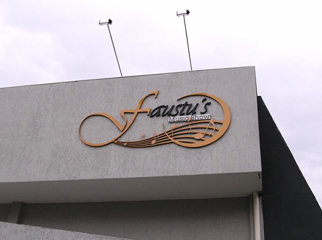 Letra Caixa aplicada na fachada com parede clara.