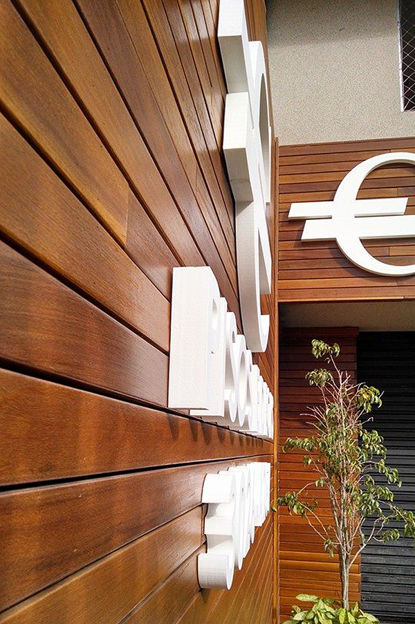 Detalhe do acabamento da letra caixa em XPS