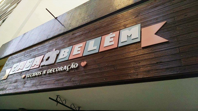 Visão das letras caixa sobre o deck de madeira