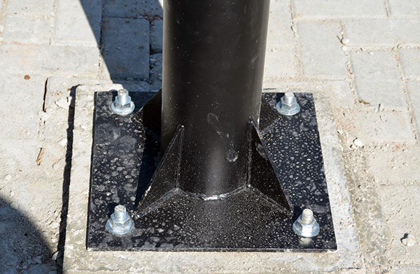 Detalhe da fixação com sapata de concreto