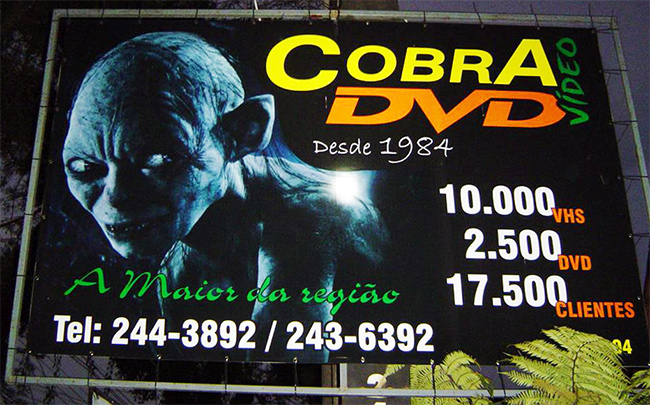 Visão do banner da fachada da locadora