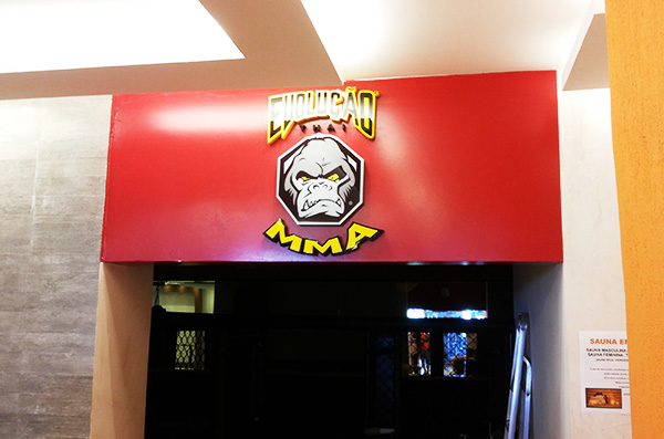 Visão da entrada com o painel e logo em letra caixa