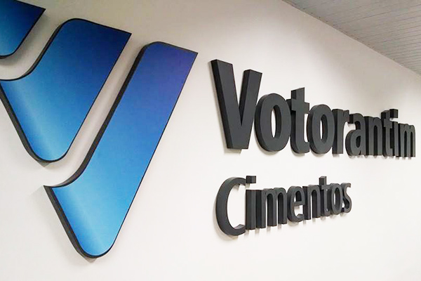 Letras caixa decorativas instaladas na sede da Votorantim