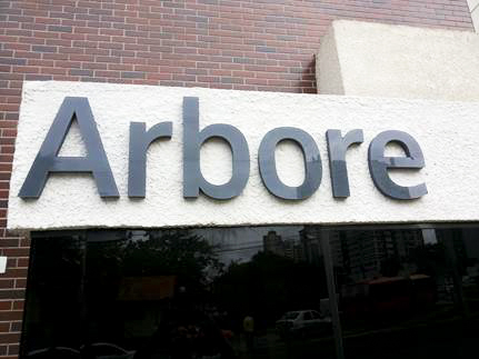 Visão do nome do condomínio em letra caixa