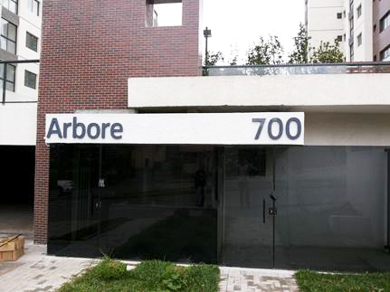 Visão geral da fachada da entrada do condomínio