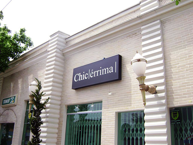 Vista da Fachada da Loja com Luminoso Backlight