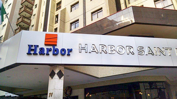 Visão do Luminoso da Fachada ainda sem a parte de acrílico translúcido.