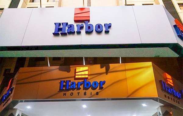 Visão do Luminoso da Fachada Frontal durante o dia e a noite