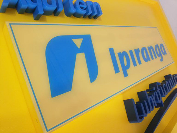 Detalhe da placa acrílica com impressão UV da logo da Ipiranga