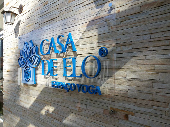 Visão lateral da placa em acrílico com a logo da empresa