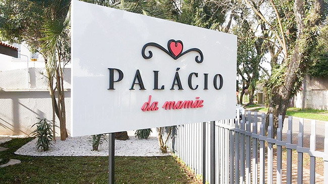 Placa na frente da escola