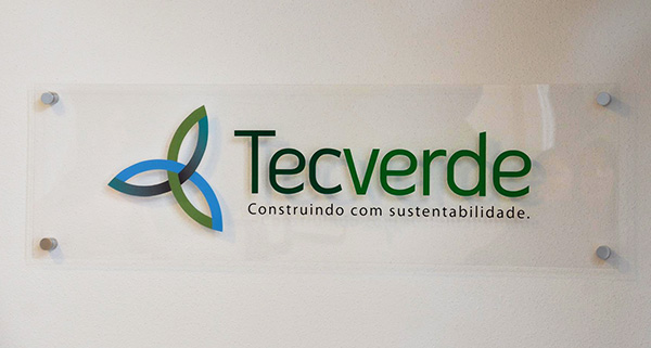 Visão frontal da placa para comunicação interna da empresa de Curitiba