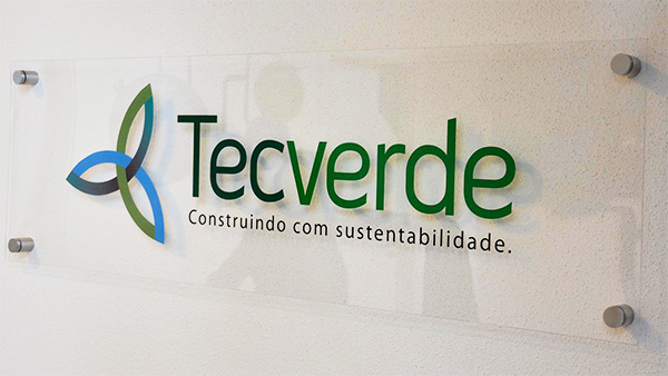 Placa em acrílico transparente com adesivagem em vinil recortado