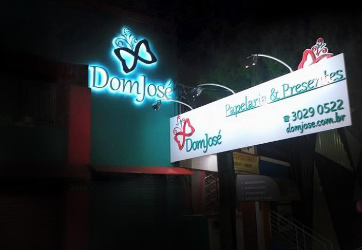 Placa e logo ganham destaque com iluminação LED