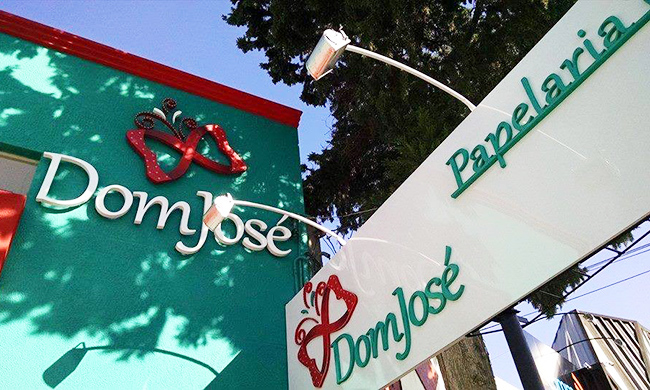 Visão aproximada da logo em Letra Caixa e da Placa