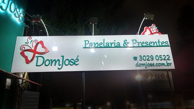 Placa em ACM (noite)