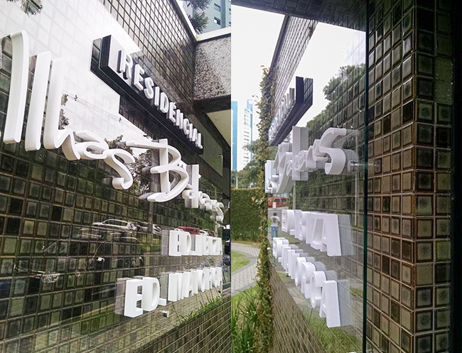 Vista lateral do painel de vidro com letra caixa