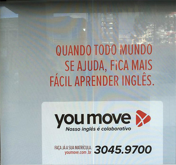 Detalhe da lateral esquerda da vitrine com adesivagem