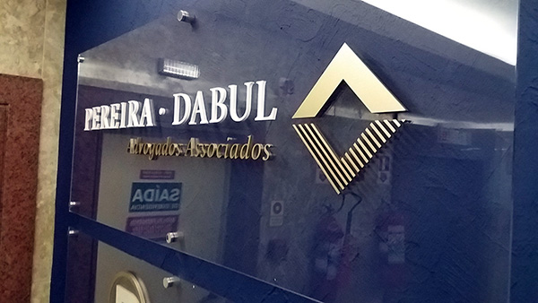 placa-acrilico-com-letra-caixa-01