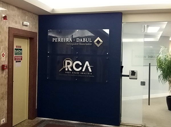 placa-acrilico-com-letra-caixa-02
