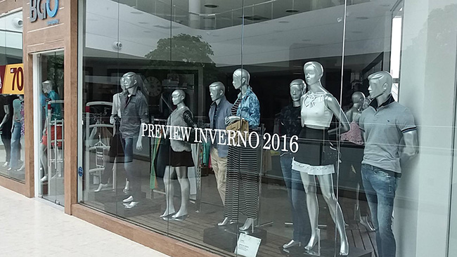 Adesivagem de vitrine.