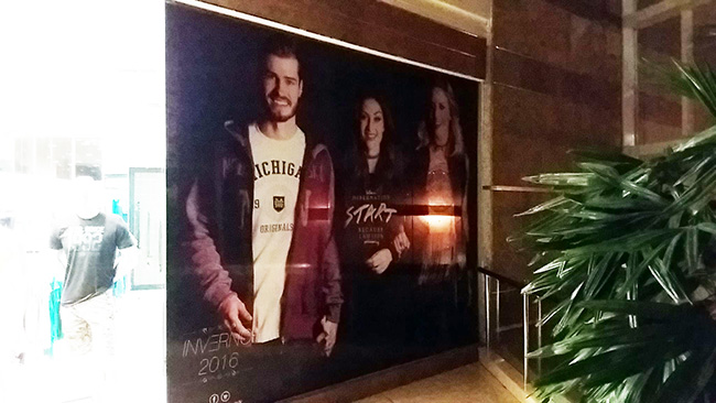 Adesivagem de vitrine com vinil impresso em alta resolução.
