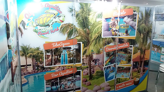 Plotagem em vinil na parede do stand