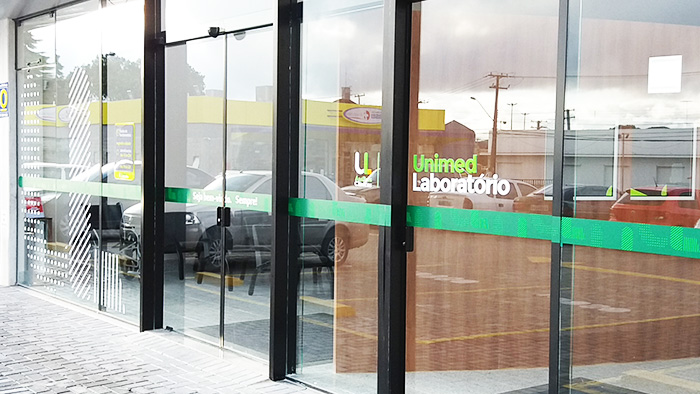 Adesivagem de postas de vidro