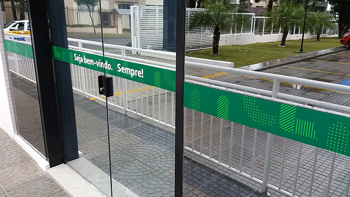 06-adesivagem-de-porta-de-vidro-curitiba