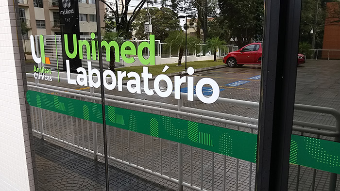 08-adesivagem-de-porta-de-vidro-curitiba