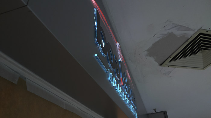 Letra caixa em acrílico com iluminação LED