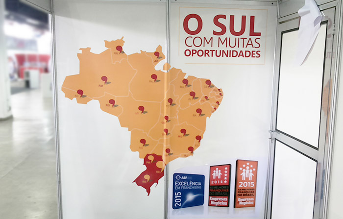 Adesivagem da parede do stand