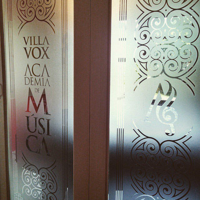 Detalhe da aplicação dos adesivos