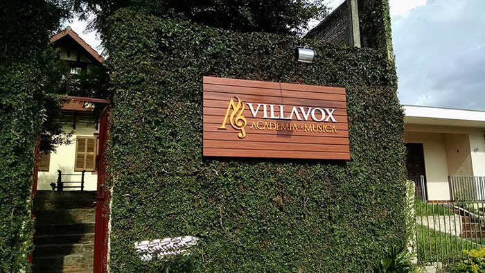Visão geral da fachada da escola