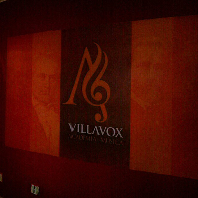 Painel adesivado na parede da escola