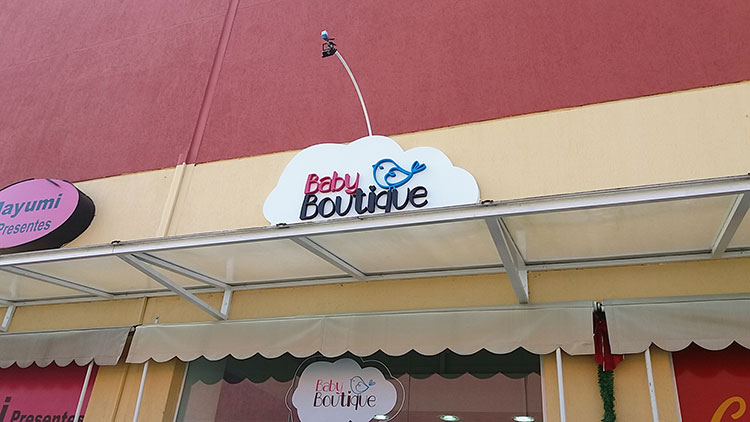 Fachada da loja com placa