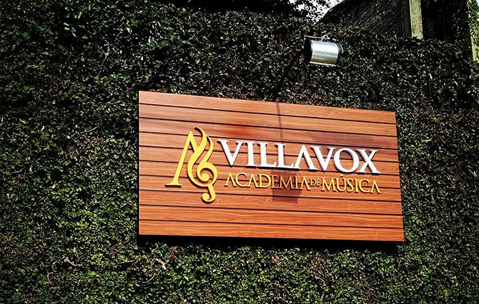 Placa imitando madeira com letra caixa