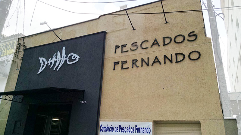 Visão da fachada com letreiros