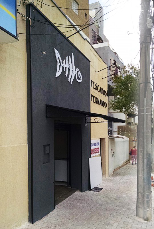 Letras em relevo na fachada