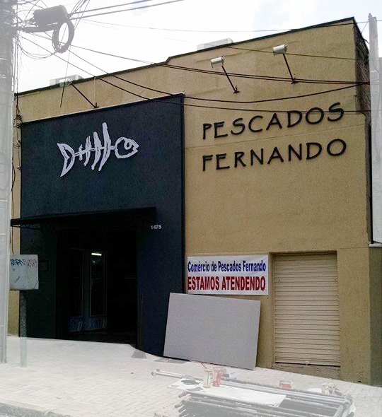 Visão geral da fachada da loja